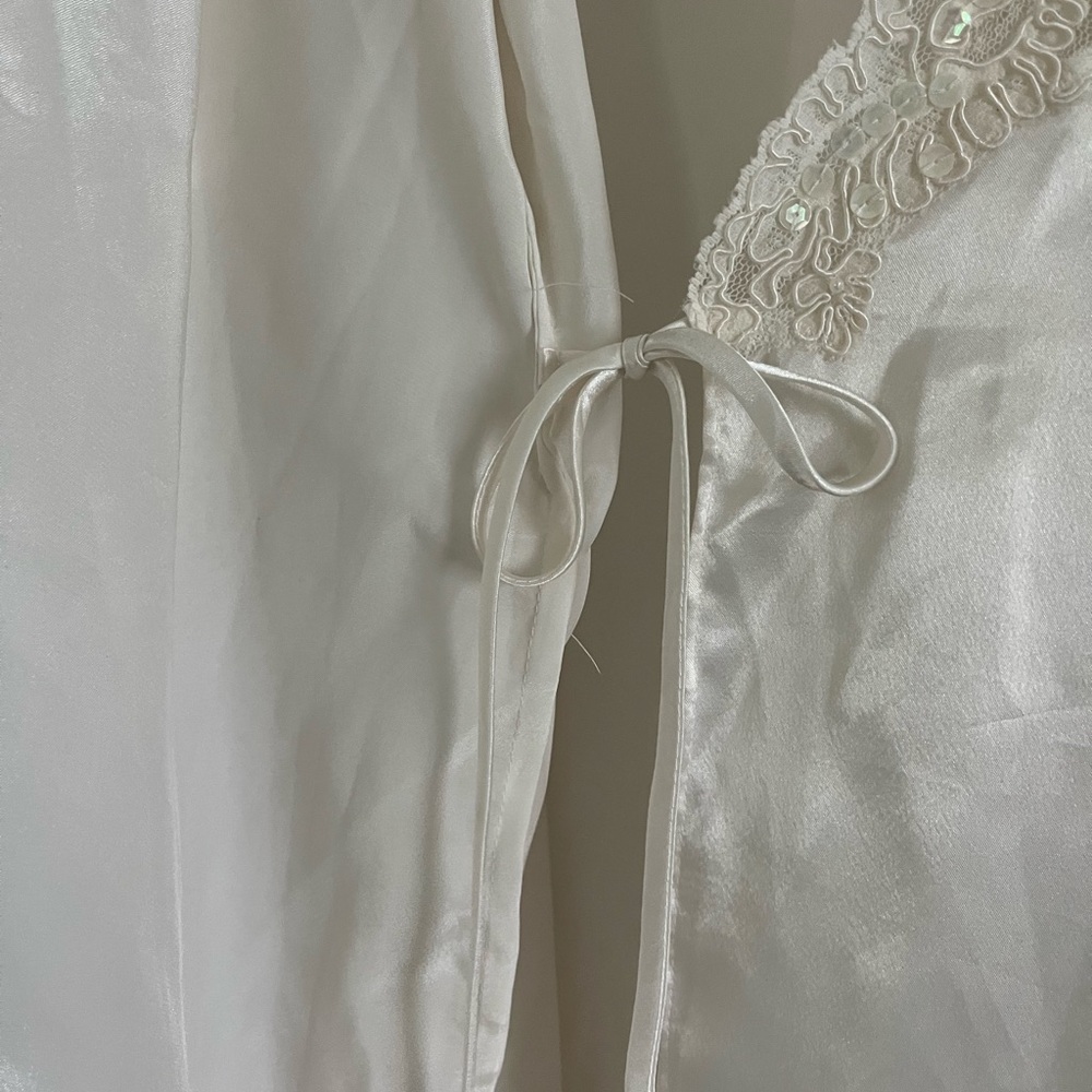 Victoria's Secret Vintage Ivory Satin Robe with Tie Belt - Picture 6 of 8